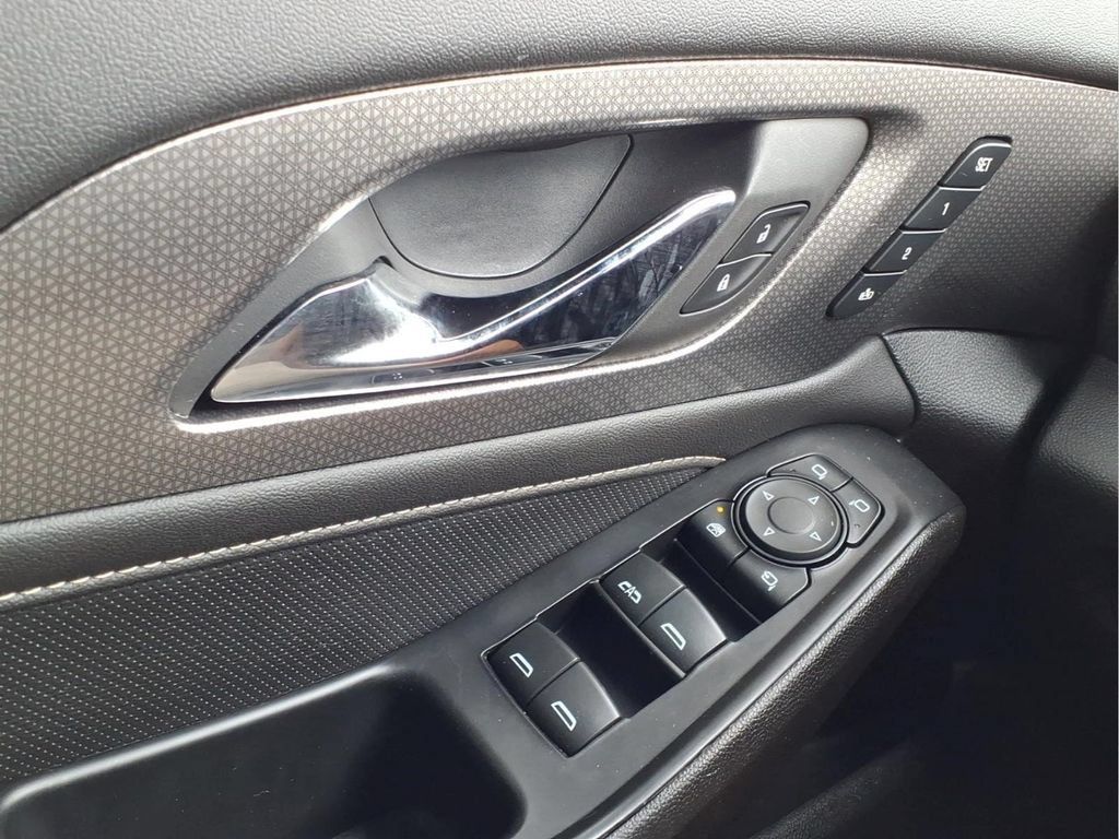 Used 2023 Chevrolet Traverse Premier FWD image 26