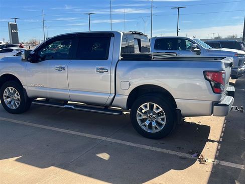 Used 2021 Nissan Titan SL w/ Moonroof Package image 6