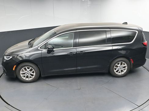 Used 2023 Chrysler Pacifica Touring-L FWD image 39