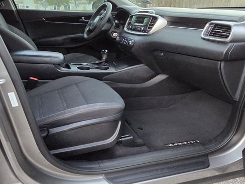 Used 2017 Kia Sorento L image 12