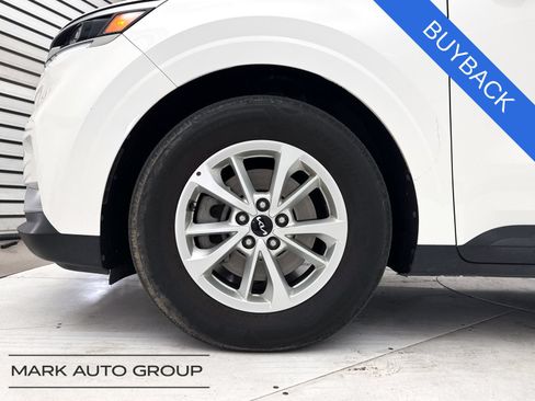 Used 2024 Kia Carnival LX FWD image 14