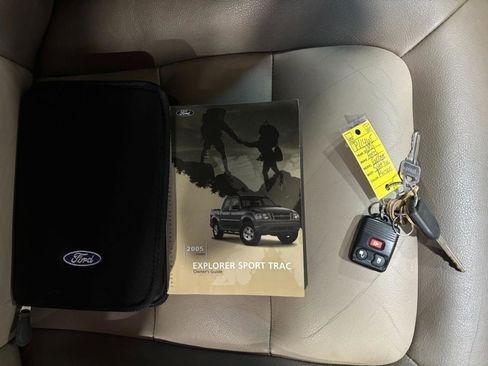 Used 2005 Ford Explorer Sport Trac XLT image 39