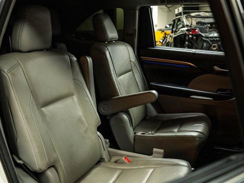Used 2018 Toyota Highlander Limited Platinum image 13