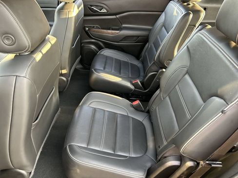 Used 2022 GMC Acadia Denali w/ Denali Ultimate Package FWD image 26