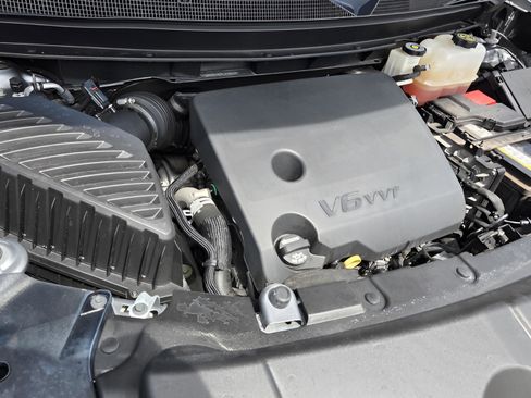 Used 2023 Chevrolet Traverse LS FWD image 17