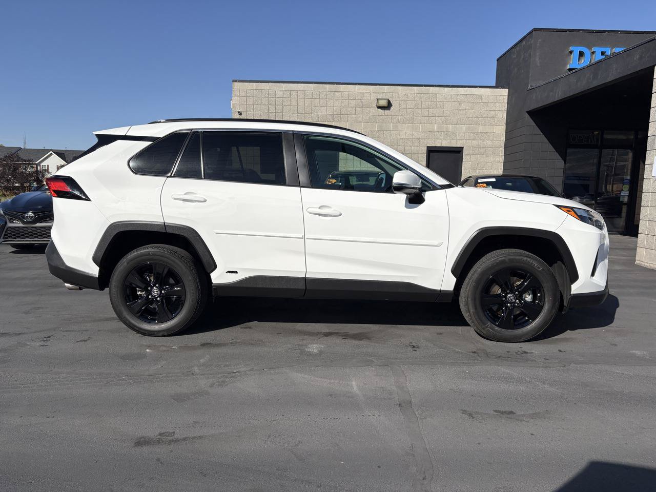 Used 2024 Toyota RAV4 LE AWD/4WD image 4