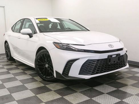 Used 2025 Toyota Camry SE FWD image 2