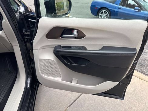 Used 2018 Chrysler Pacifica Touring Plus FWD image 14