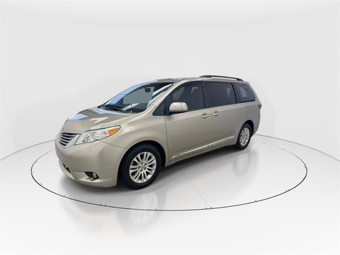 Used 2017 Toyota Sienna XLE image 4