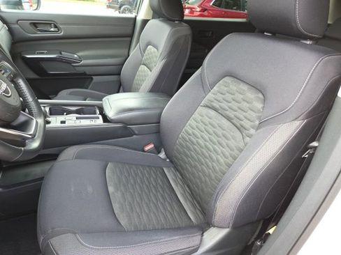 Used 2024 Nissan Pathfinder SV image 7