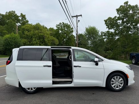 Used 2021 Chrysler Voyager L FWD image 33
