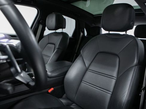 Certified 2023 Porsche Cayenne Platinum Edition image 5