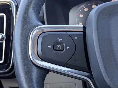 Used 2019 Volvo XC40 T5 Momentum image 24
