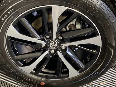 Used 2024 Toyota Corolla Cross XSE image 28