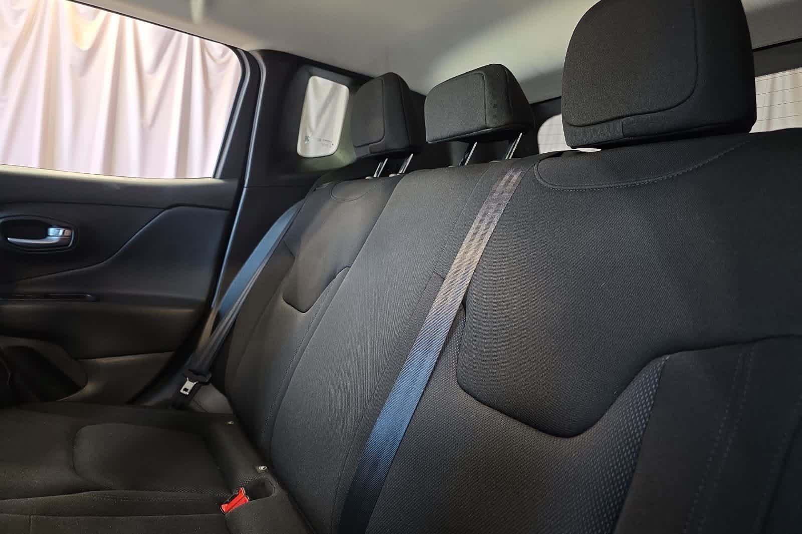 Used 2023 Jeep Renegade Latitude AWD/4WD image 17