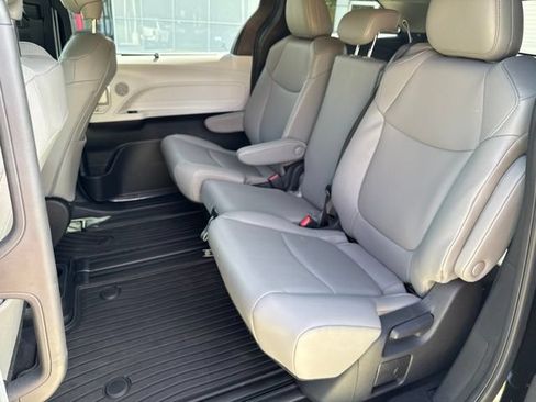 Used 2026 Toyota Sienna XLE FWD image 22