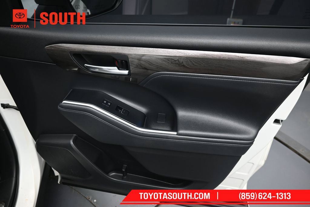 Used 2021 Toyota Highlander Platinum AWD/4WD image 36