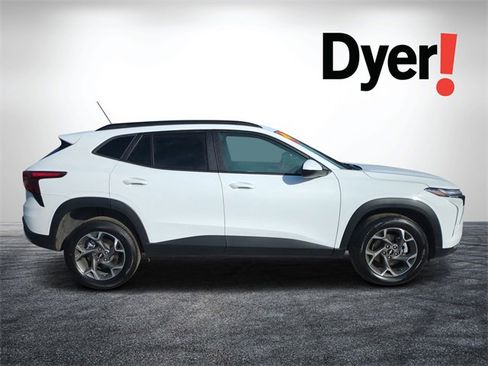 Certified 2025 Chevrolet Trax LT image 2