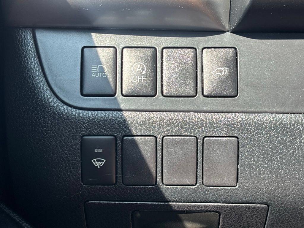Used 2017 Toyota Highlander Plus FWD image 23