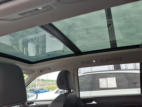 Used 2022 Volkswagen Tiguan SE w/ Panoramic Sunroof Package FWD image 19