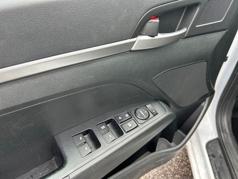Used 2019 Hyundai Elantra SE w/ Cargo Package FWD image 13