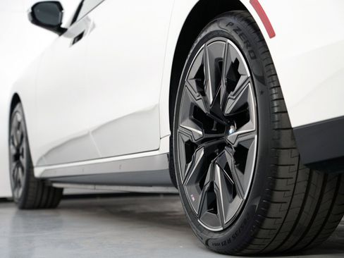 Used 2023 BMW i7 xDrive60 w/ Executive Package 2 image 74