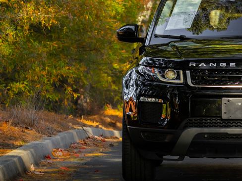 Used 2018 Land Rover Range Rover Evoque SE image 37