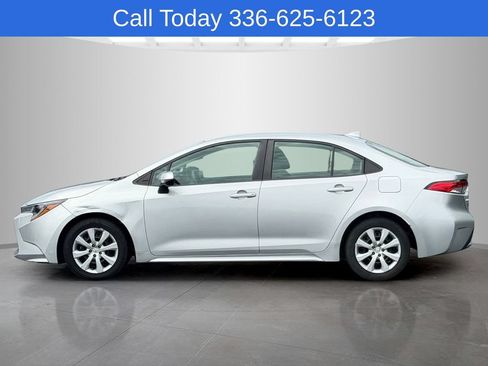 Used 2022 Toyota Corolla LE FWD image 2