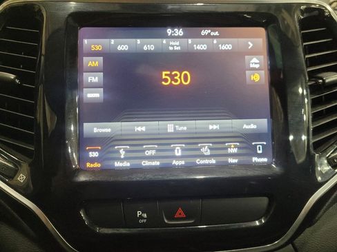 Used 2019 Jeep Cherokee Limited AWD/4WD image 25