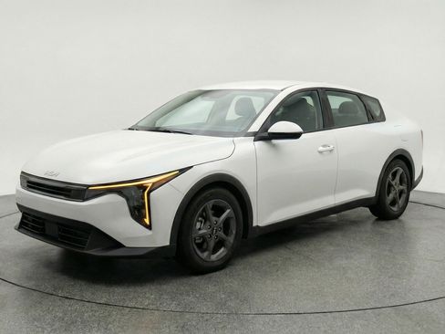 Used 2025 Kia K4 LXS image 3