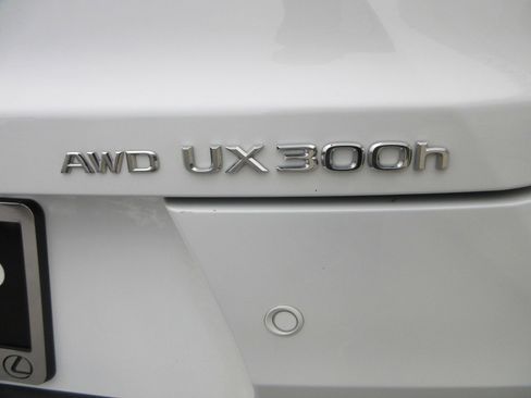 Used 2025 Lexus UX 300h AWD image 9