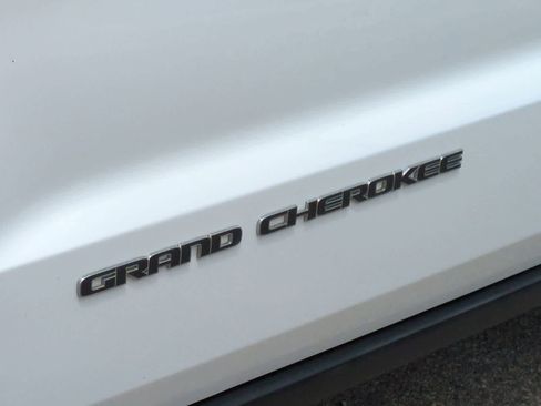 Used 2018 Jeep Grand Cherokee Laredo AWD/4WD image 13