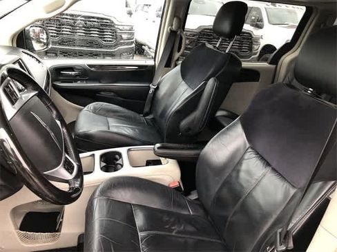 Used 2014 Chrysler Town & Country Limited w/ Luxury Group image 11