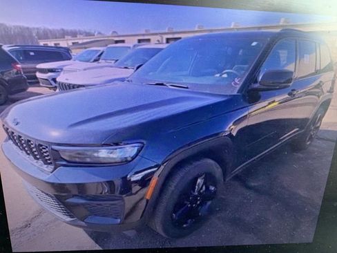 Used 2023 Jeep Grand Cherokee Altitude image 18