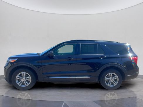 Used 2023 Ford Explorer XLT AWD/4WD image 2