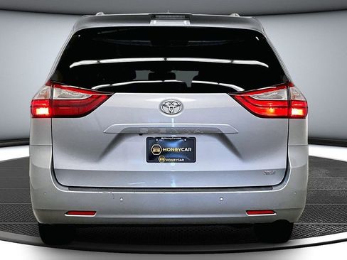 Used 2019 Toyota Sienna XLE w/ XLE Navigation Package image 5