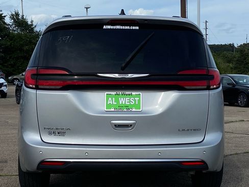 Used 2023 Chrysler Pacifica Limited FWD image 4
