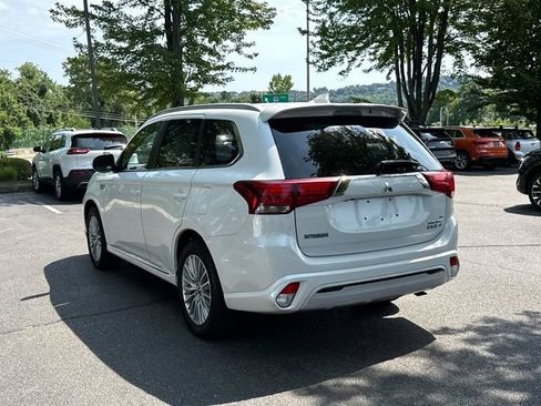 Used 2019 Mitsubishi Outlander 4WD Plug-In Hybrid image 2