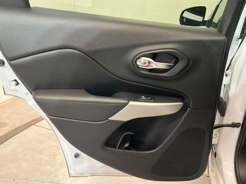 Used 2018 Jeep Cherokee Overland w/ Technology Group image 19