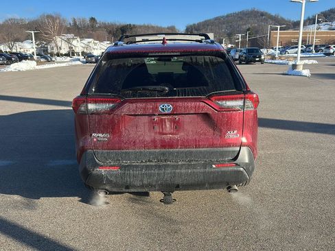 Used 2020 Toyota RAV4 XLE w/ XLE Grade Weather Package image 4