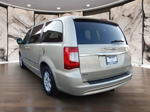 Used 2013 Chrysler Town & Country Touring FWD image 8