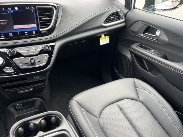 New 2027 Chrysler Pacifica Select FWD image 28