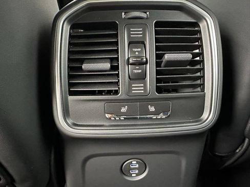 Certified 2025 Porsche Macan image 34