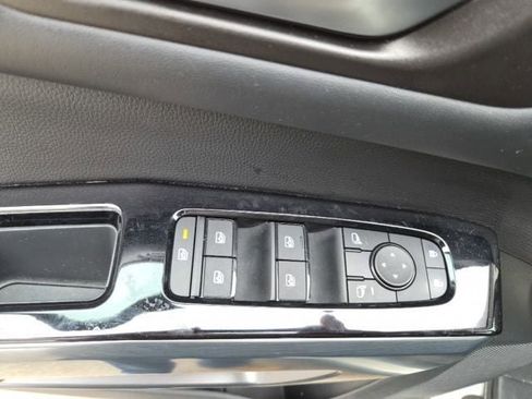 Used 2024 Nissan Pathfinder SL w/ Black Appearance Package image 18