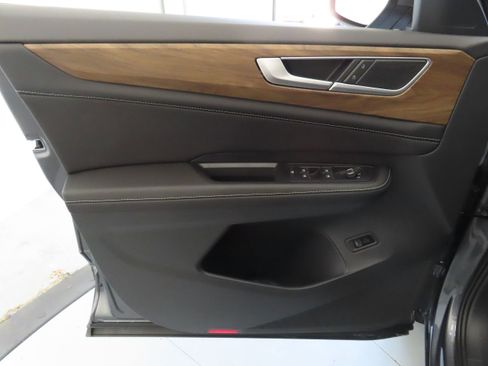 New 2025 Volkswagen Atlas SE image 11