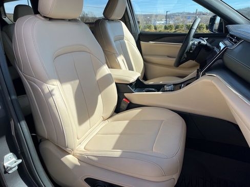 Used 2024 Jeep Grand Cherokee L Limited w/ Luxury Tech Group II image 28