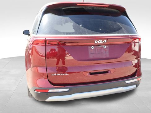 Used 2024 Kia Carnival LX image 5