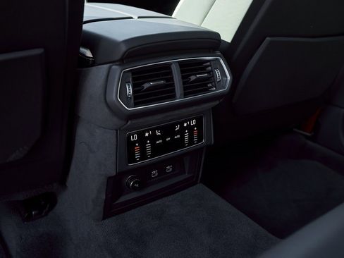 Used 2025 Lamborghini Urus SE image 49