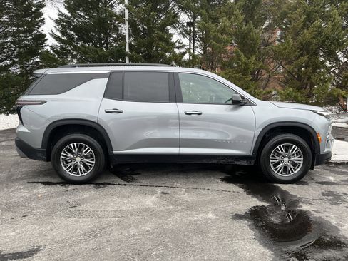 Used 2025 Chevrolet Traverse LT image 11