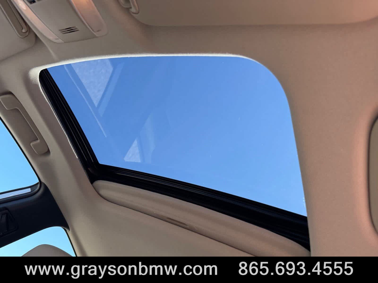 Used 2022 Toyota Prius Limited w/ Premium Convenience Package FWD image 31
